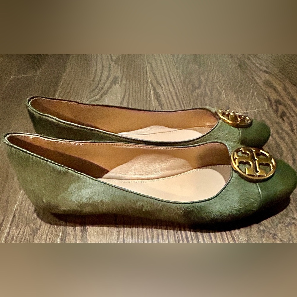 Tory Burch Olive Green Logo Ballet Flats with Gold Emblem - Size 8.5 - Picture 6 of 6